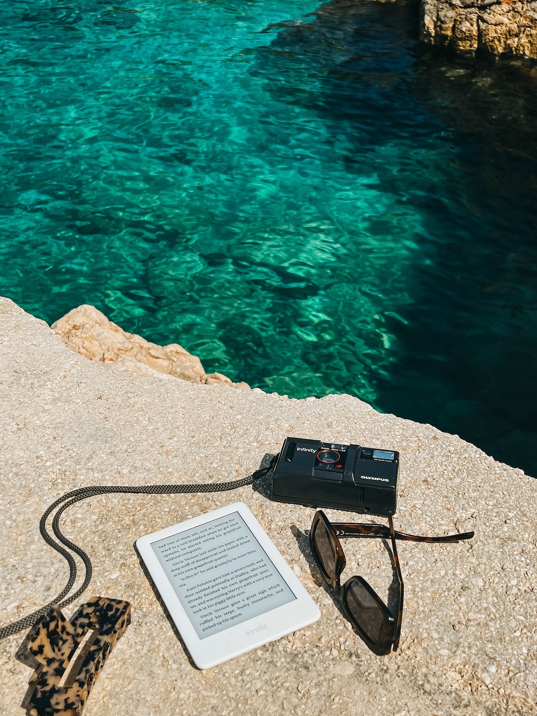 camera-sunglasses-kindle-water-camera